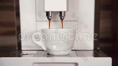 在家自动咖啡机里准备香浓咖啡